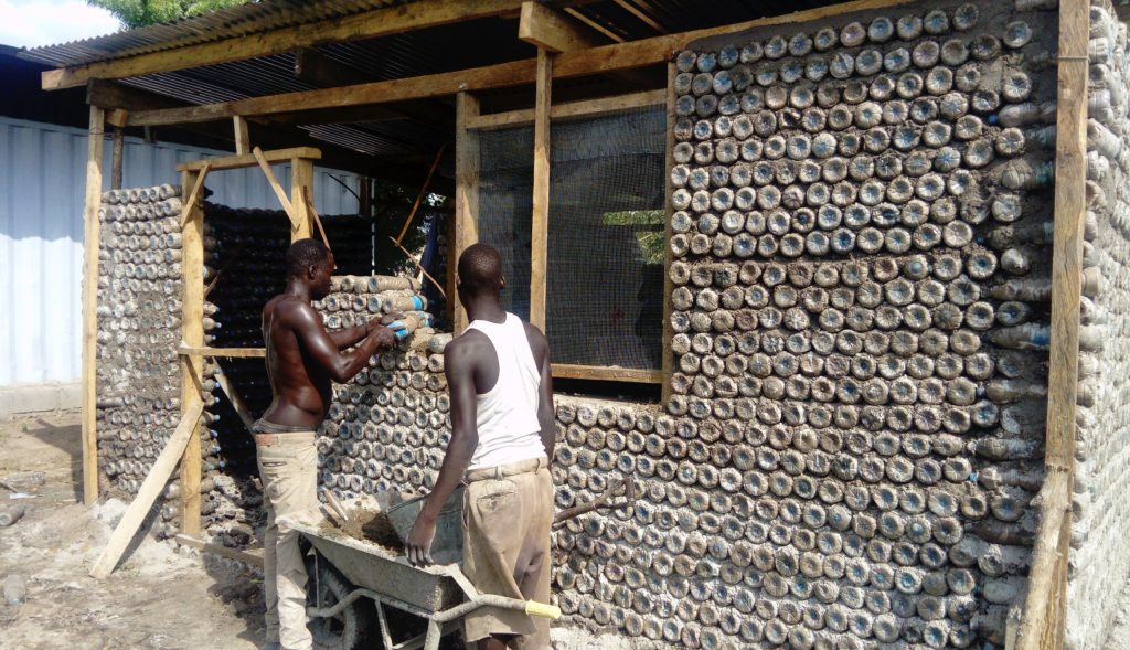 Transformando botellas en ecoladrillos en Sudán del Sur